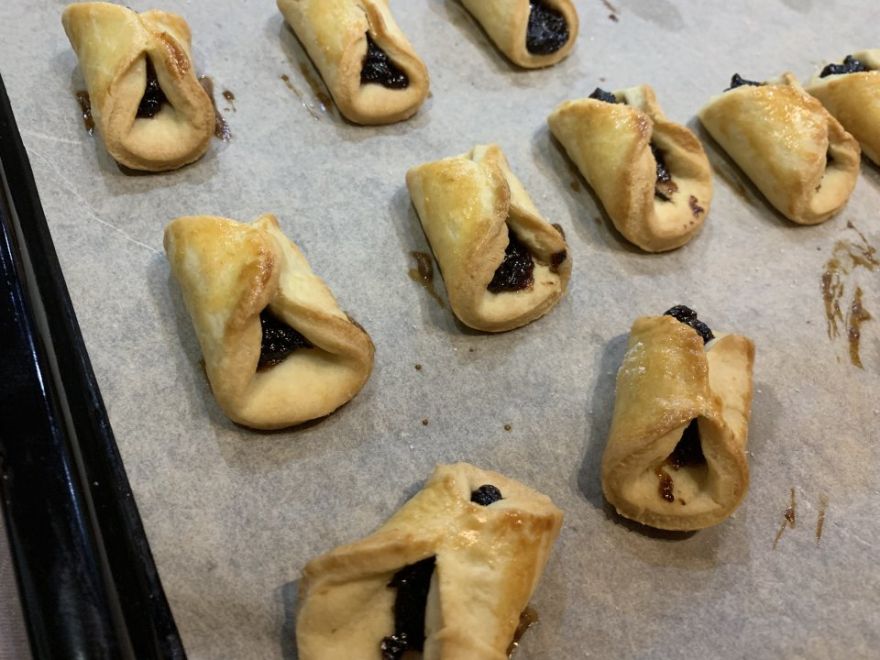 Crispy filled cookies