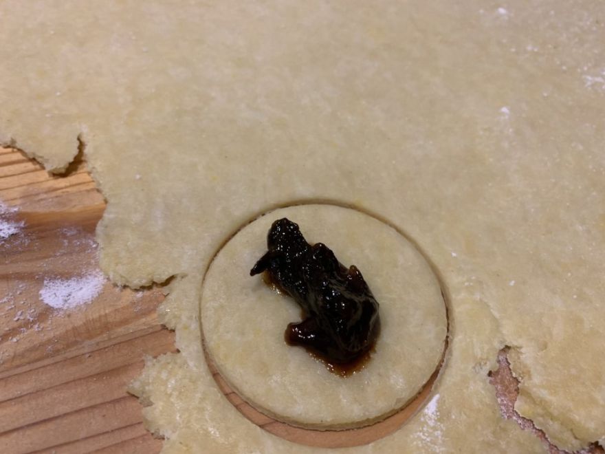 Crispy filled cookies