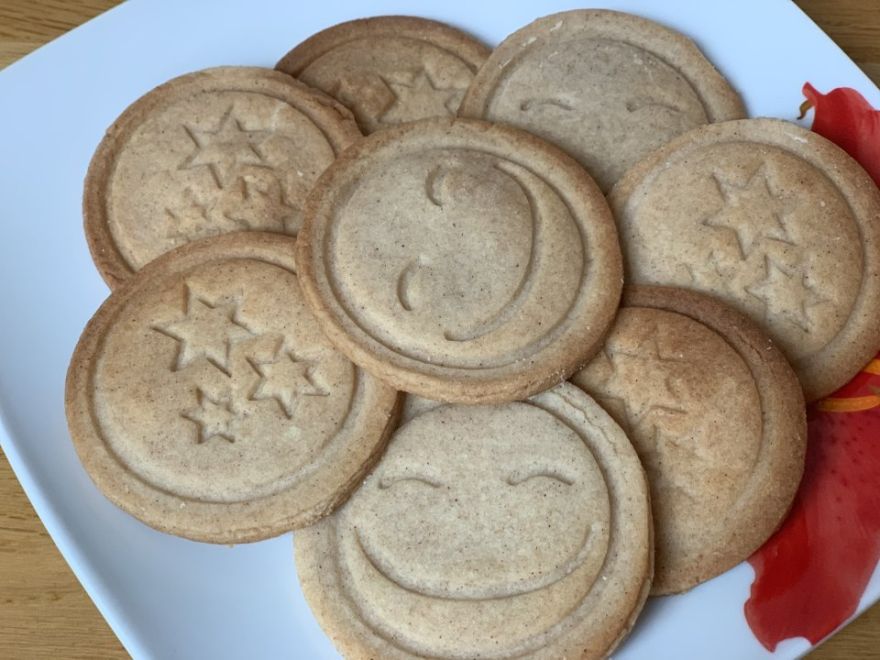 Kekse mit Zimtstempel