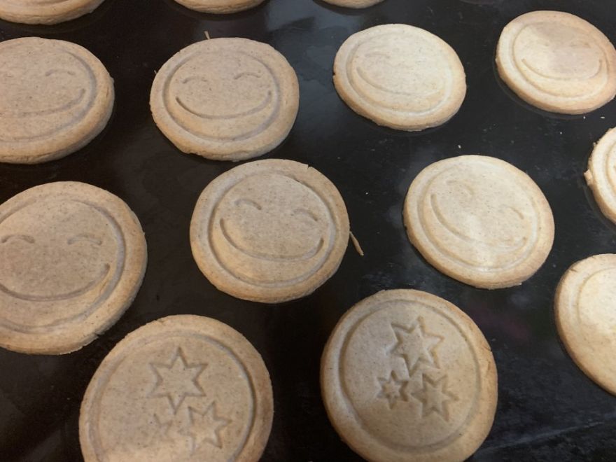 Kekse mit Zimtstempel