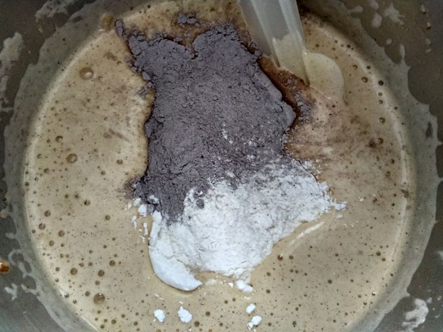 Gluten-free gingerbread muffins with apples