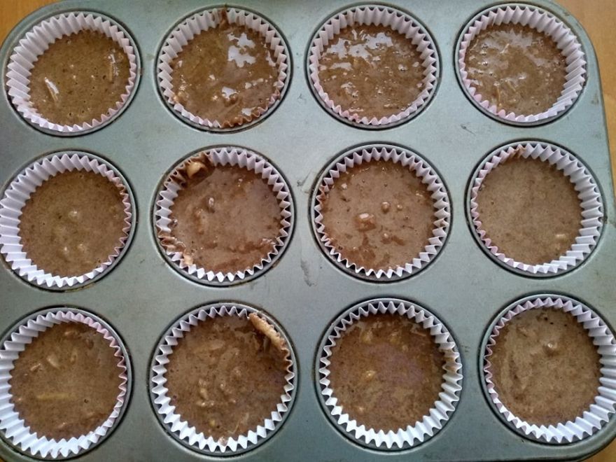 Gluten-free gingerbread muffins with apples