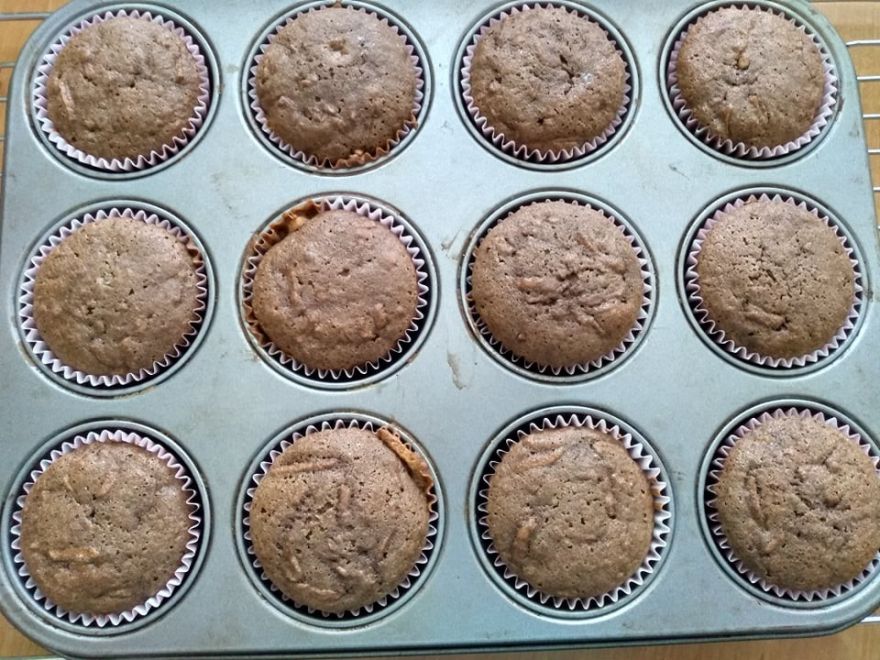 Gluten-free gingerbread muffins with apples