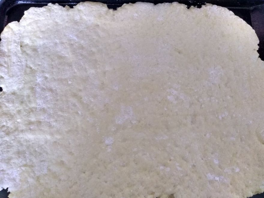 Bezlepkový broskyňový koláč so smotanou