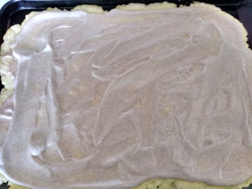 Bezlepkový broskyňový koláč so smotanou