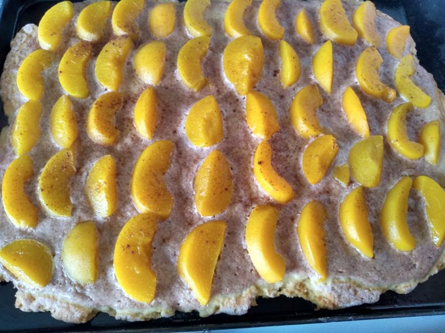 Bezlepkový broskyňový koláč so smotanou