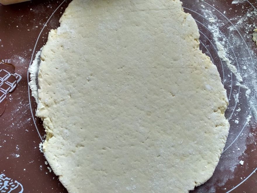 Bezlepkový broskyňový koláč so smotanou