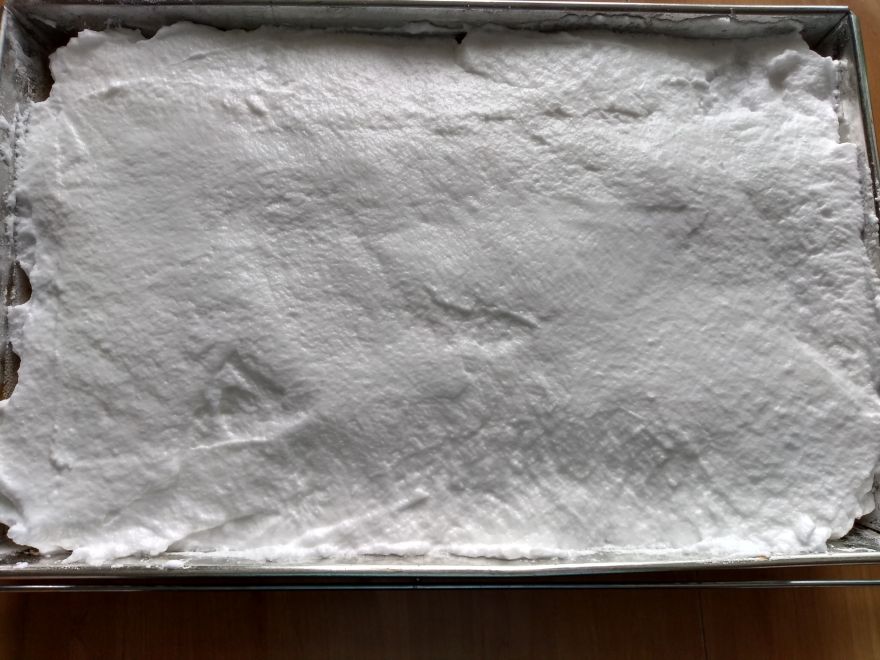 Glutenfreier Rhabarberkuchen mit Schnee