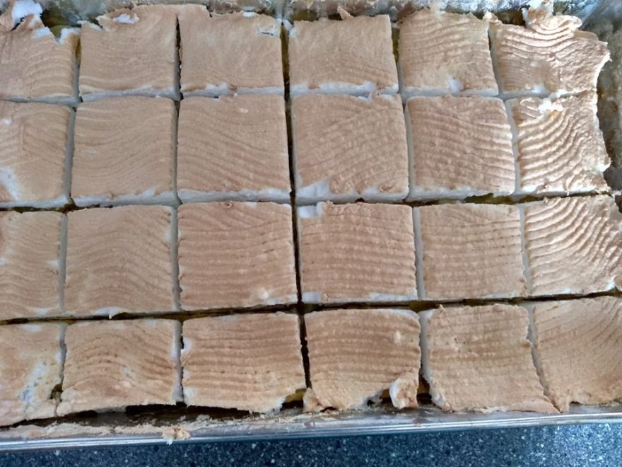 Glutenfreier Rhabarberkuchen mit Schnee