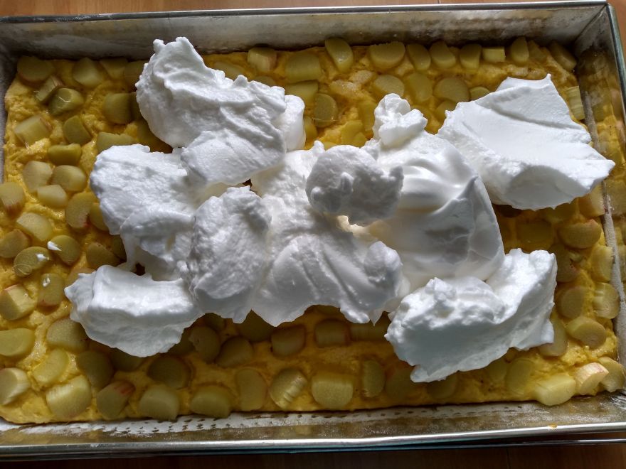 Glutenfreier Rhabarberkuchen mit Schnee
