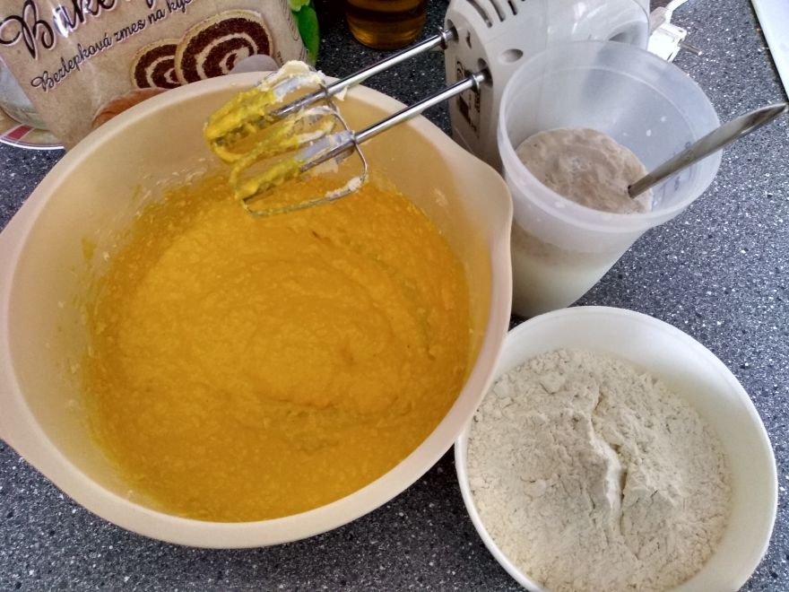 Glutenfreier Rhabarberkuchen mit Schnee