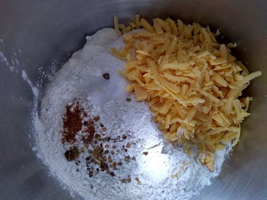 Gluten-free bread with chili and cheddar