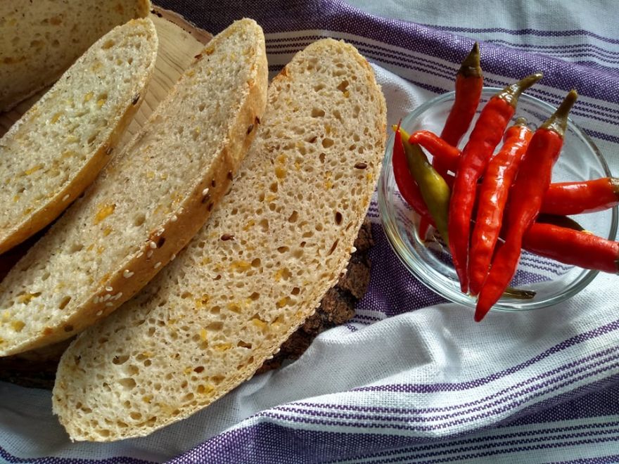 Gluten-free bread with chili and cheddar