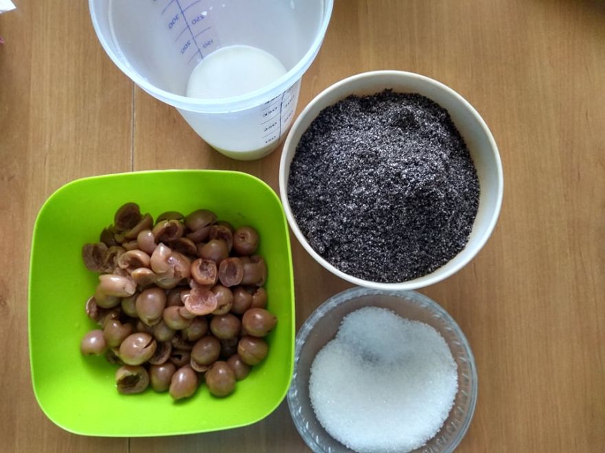 Gluténmentes belga zsemle mákos-cseresznyés töltelékkel