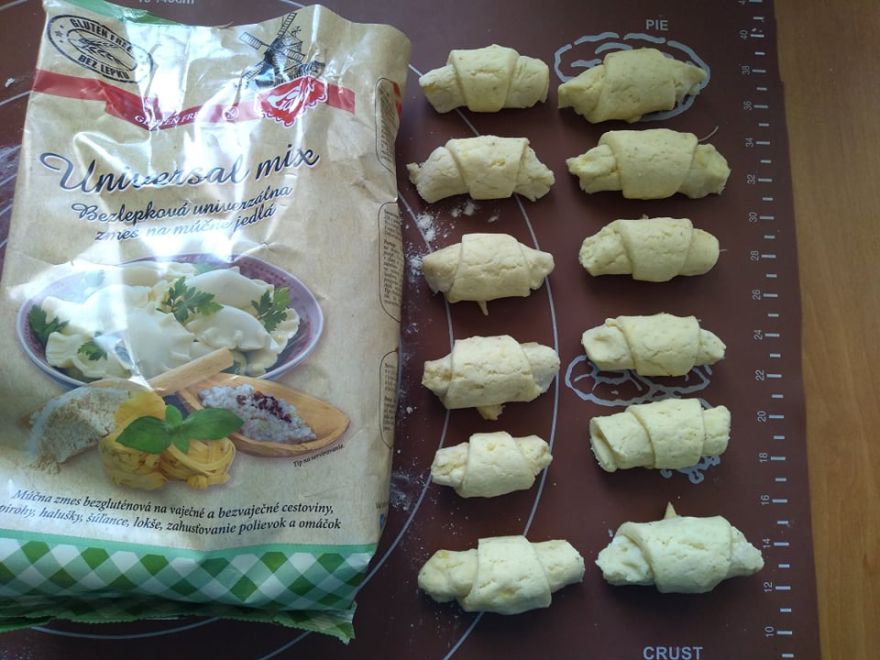 Gluténmentes burgonya tekercs reszelt sajttal töltve