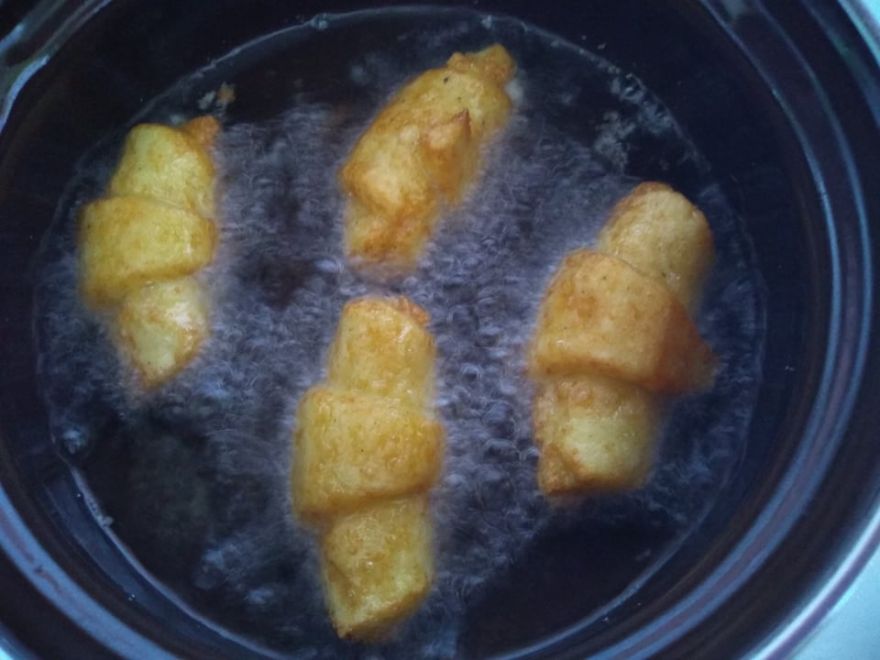 Gluténmentes burgonya tekercs reszelt sajttal töltve