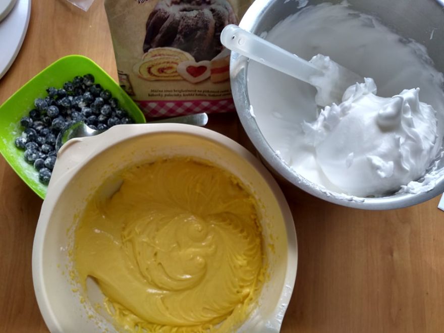 Glutenfreier Blaubeerkuchen, gebacken in Form eines Bischofssandwichs