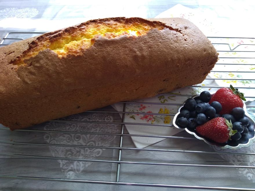 Glutenfreier Blaubeerkuchen, gebacken in Form eines Bischofssandwichs