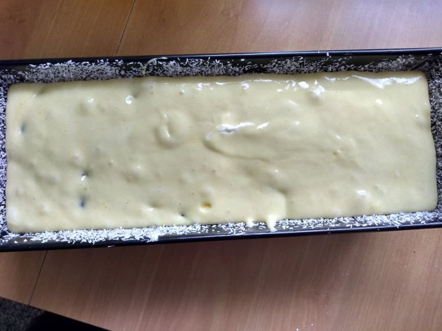 Glutenfreier Blaubeerkuchen, gebacken in Form eines Bischofssandwichs