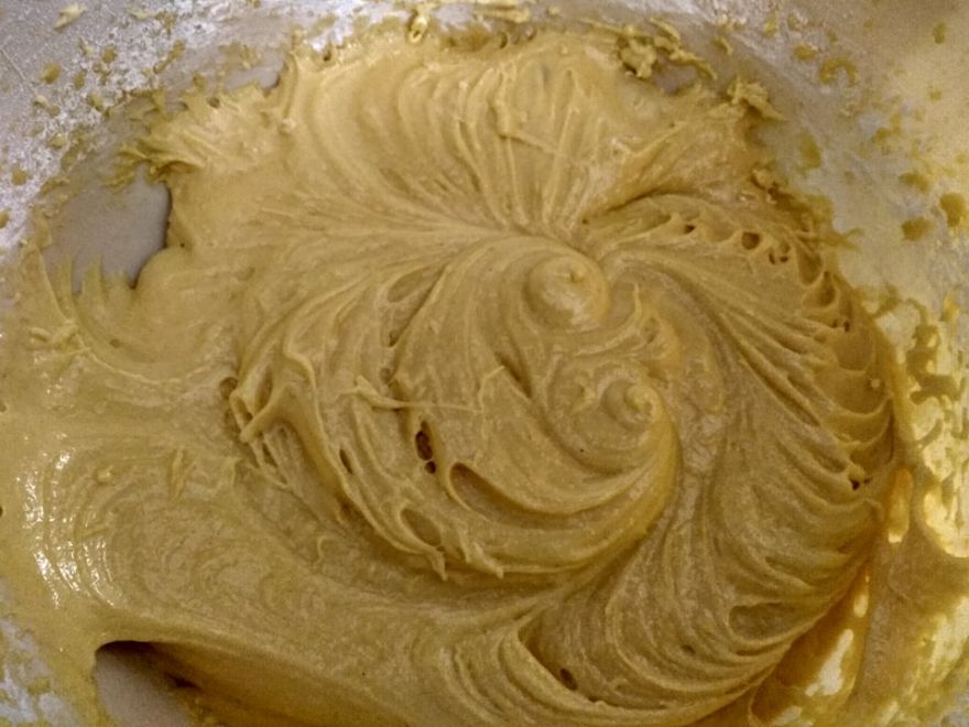 Glutenfreier Blaubeerkuchen, gebacken in Form eines Bischofssandwichs