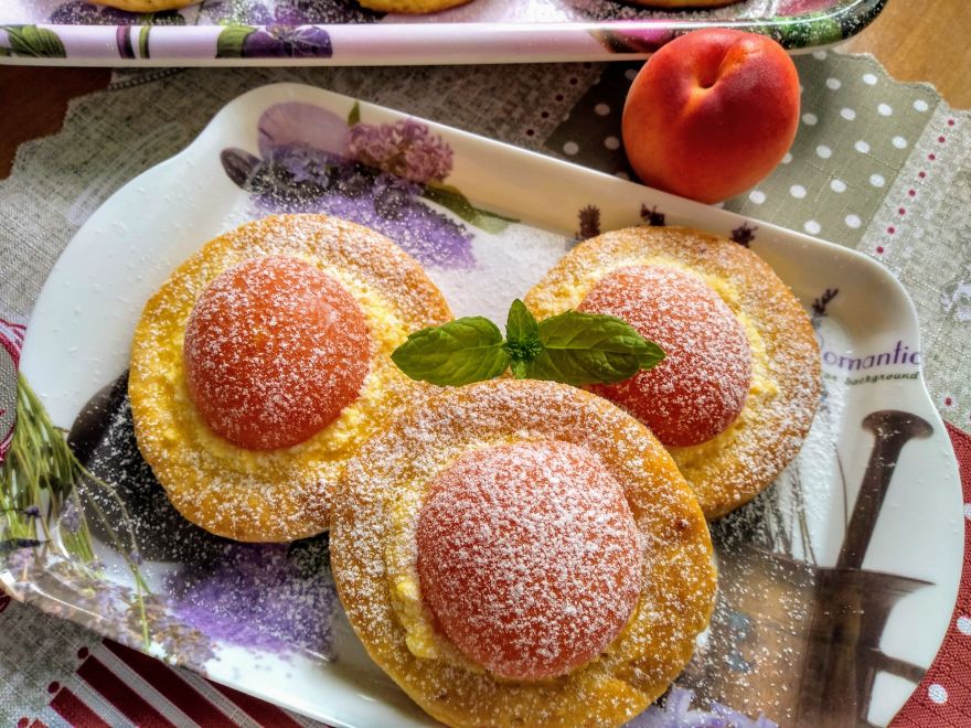 Sourdough gluten-free cheesecakes with apricots