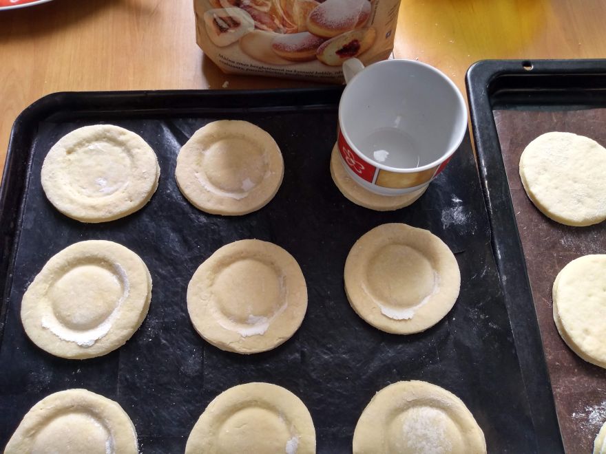 Sourdough gluten-free cheesecakes with apricots