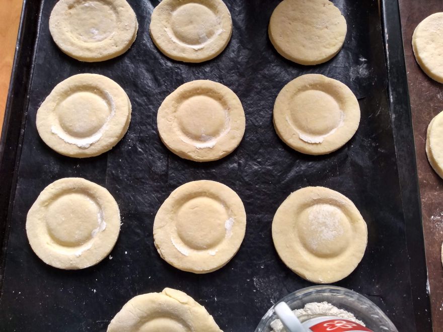 Sourdough gluten-free cheesecakes with apricots