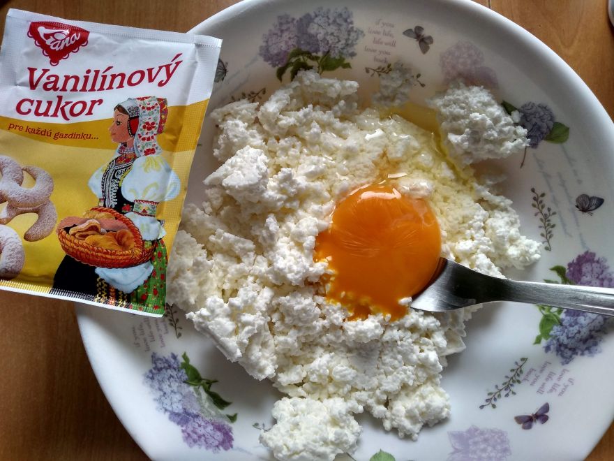 Sourdough gluten-free cheesecakes with apricots