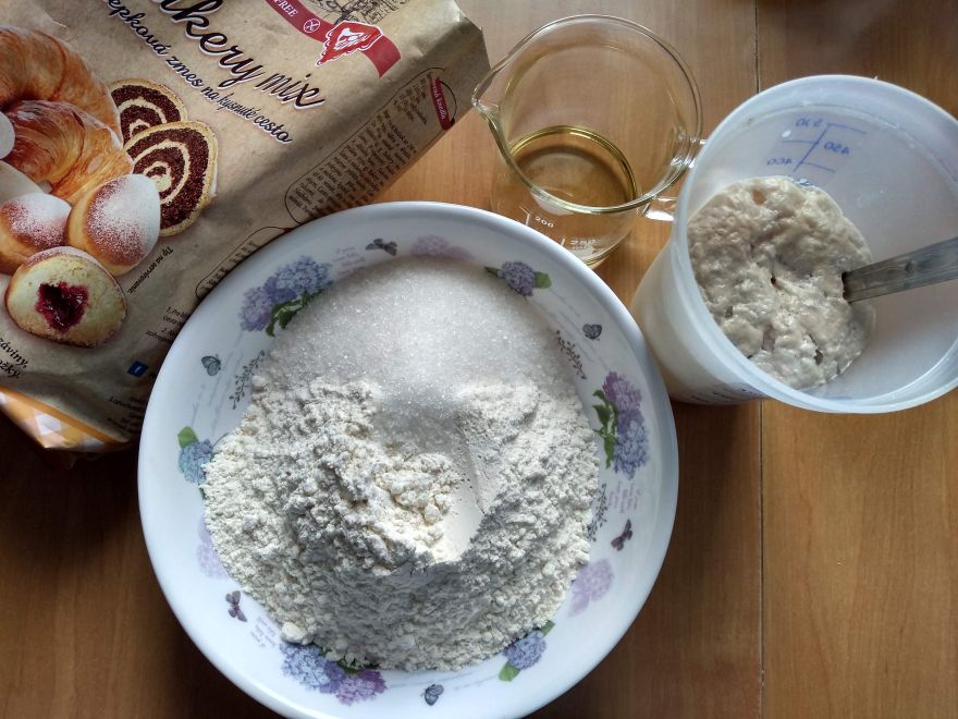 Sourdough gluten-free cheesecakes with apricots