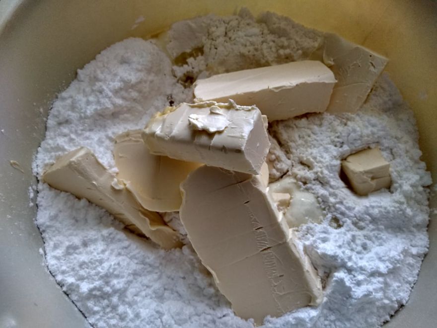 Gluten-free and dairy-free crumb cake (which even children can make)