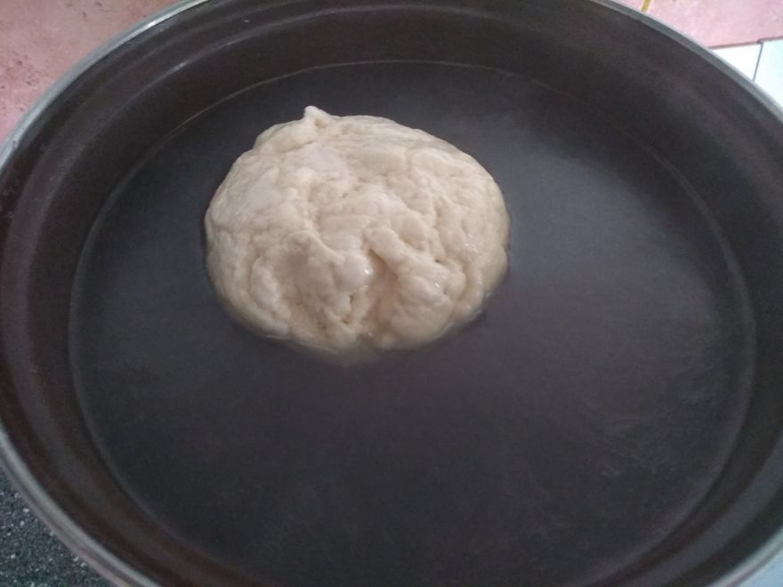 Péřový bezlepkový preclíkový chléb