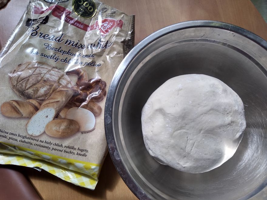 Péřový bezlepkový preclíkový chléb