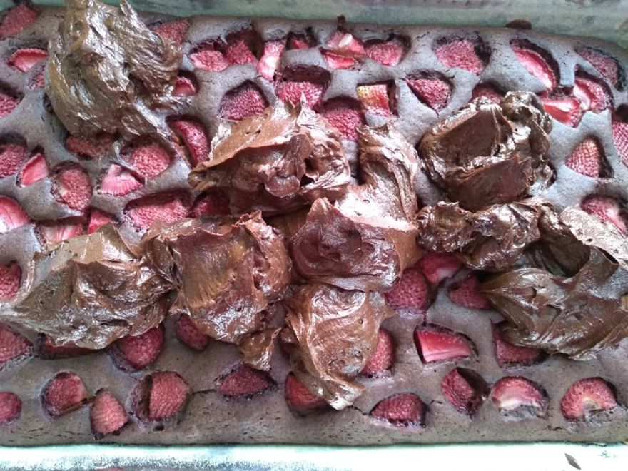 Gluténmentes mega csokitorta eperrel