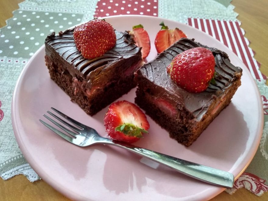 Gluténmentes mega csokitorta eperrel