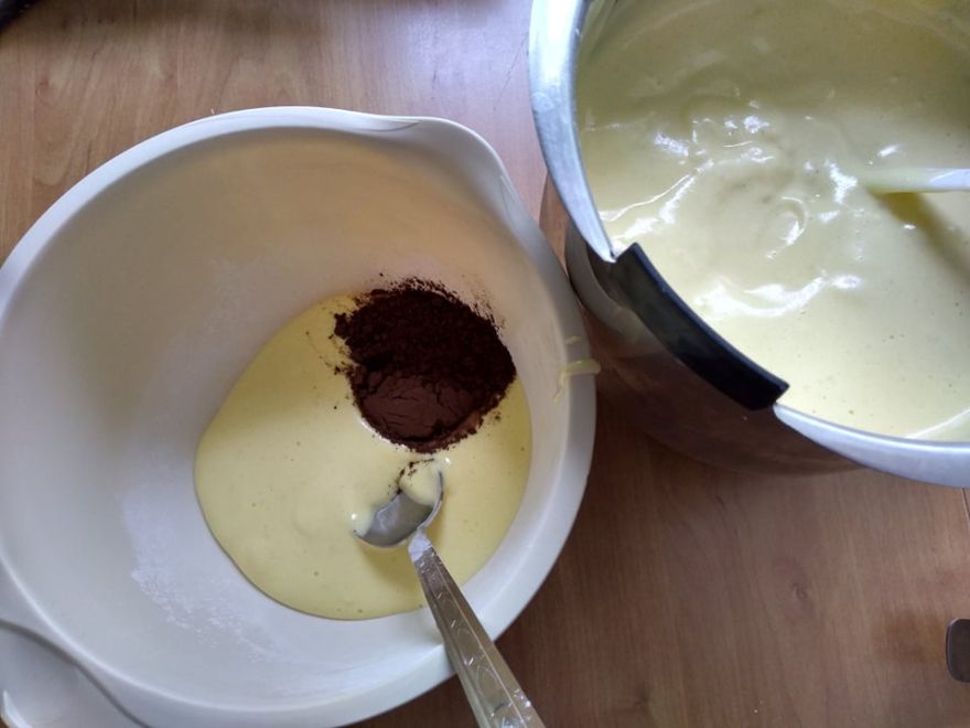 Gluten-free cottage cheese roll with currants