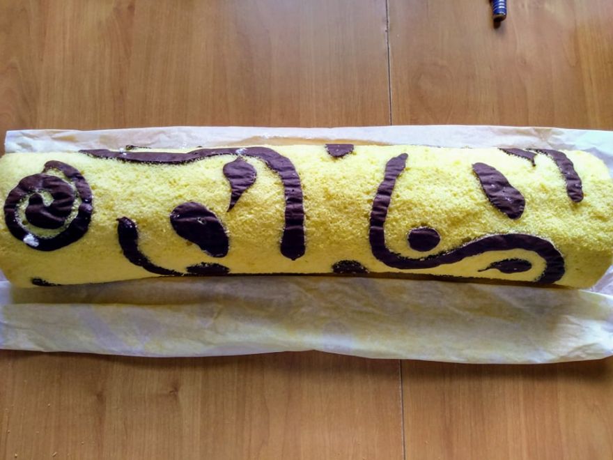 Gluten-free cottage cheese roll with currants