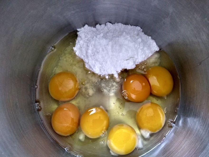 Gluten-free cottage cheese roll with currants