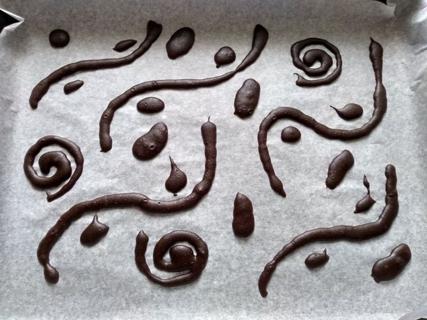 Gluten-free cottage cheese roll with currants