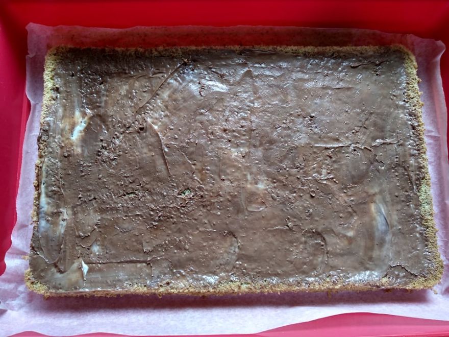 Gluten-free caramel-walnut cake