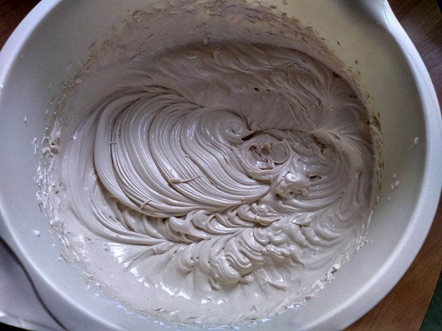 Gluten-free caramel-walnut cake