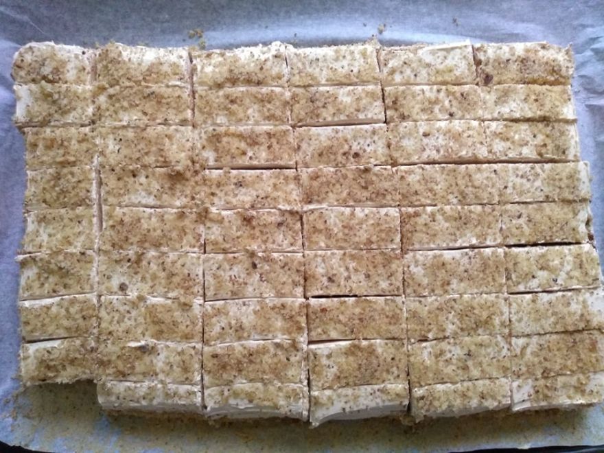 Gluten-free caramel-walnut cake