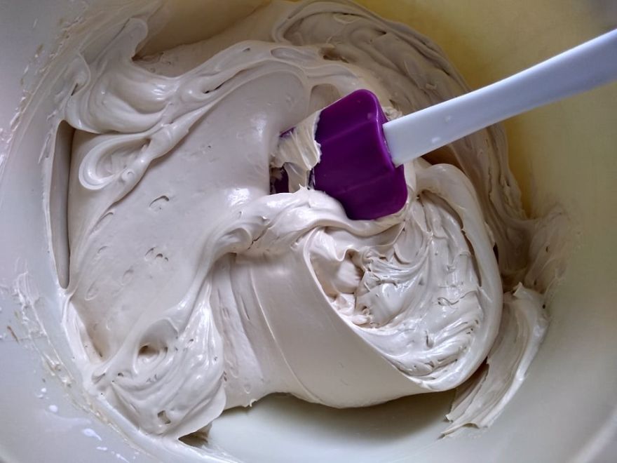 Gluten-free caramel-walnut cake