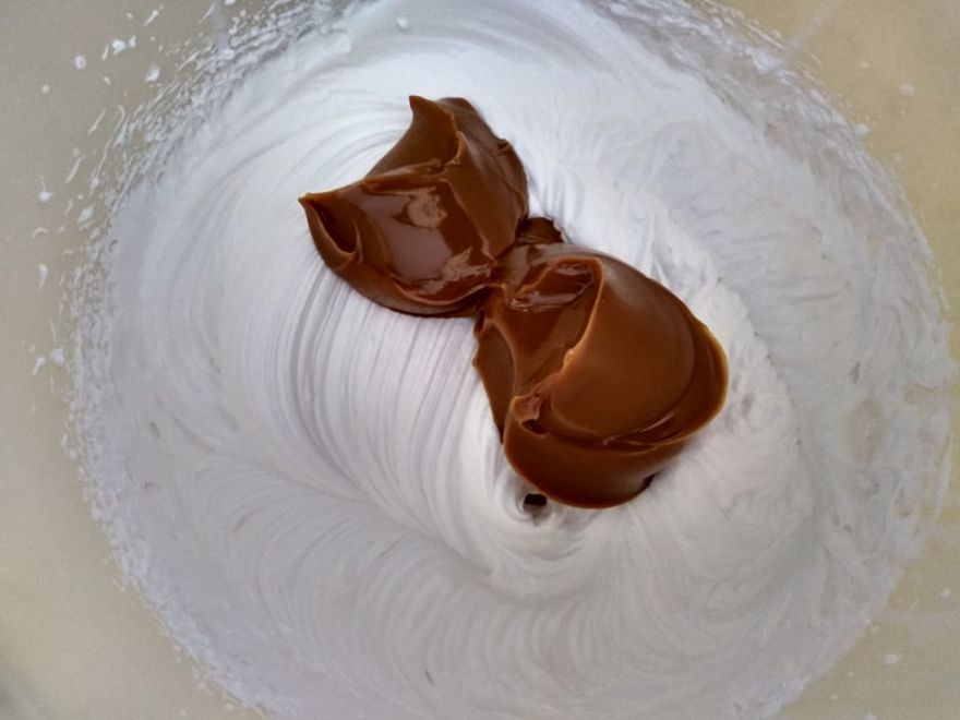 Gluten-free caramel-walnut cake