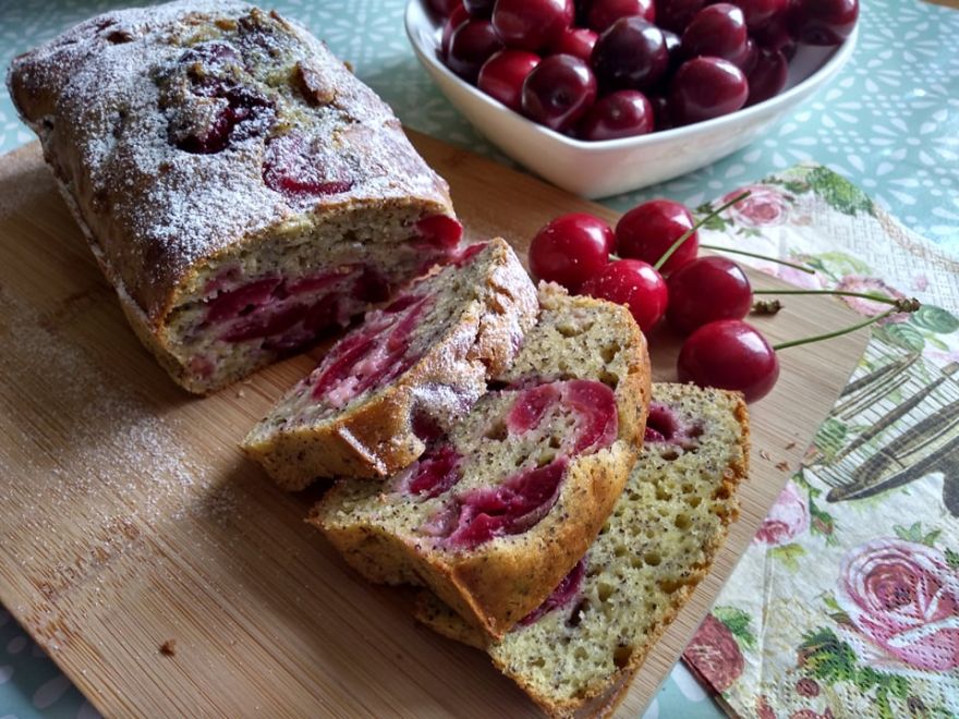 Glutenfreies süßes Brot mit Mohn und Kirschen
