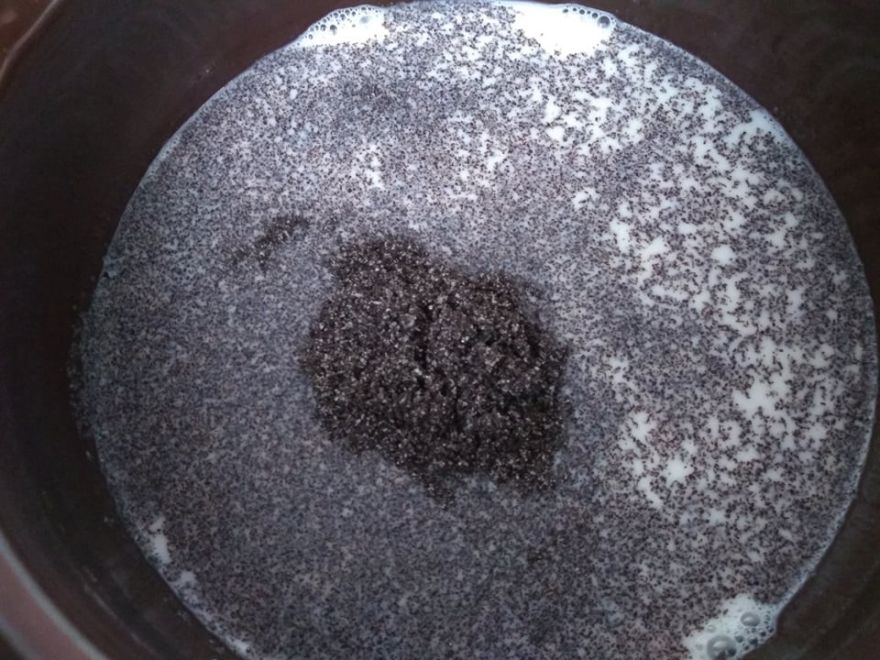 Glutenfreies süßes Brot mit Mohn und Kirschen