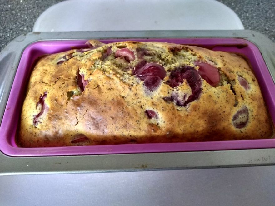 Glutenfreies süßes Brot mit Mohn und Kirschen
