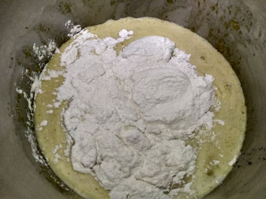 Glutenfreies süßes Brot mit Mohn und Kirschen