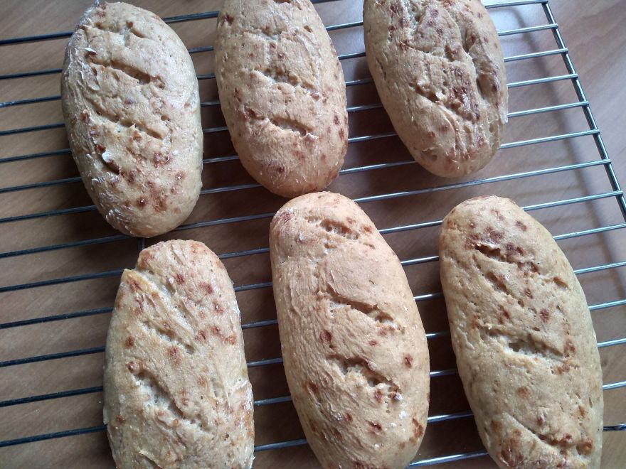 Bezlepkové bagetky s údeným syrom a salámou