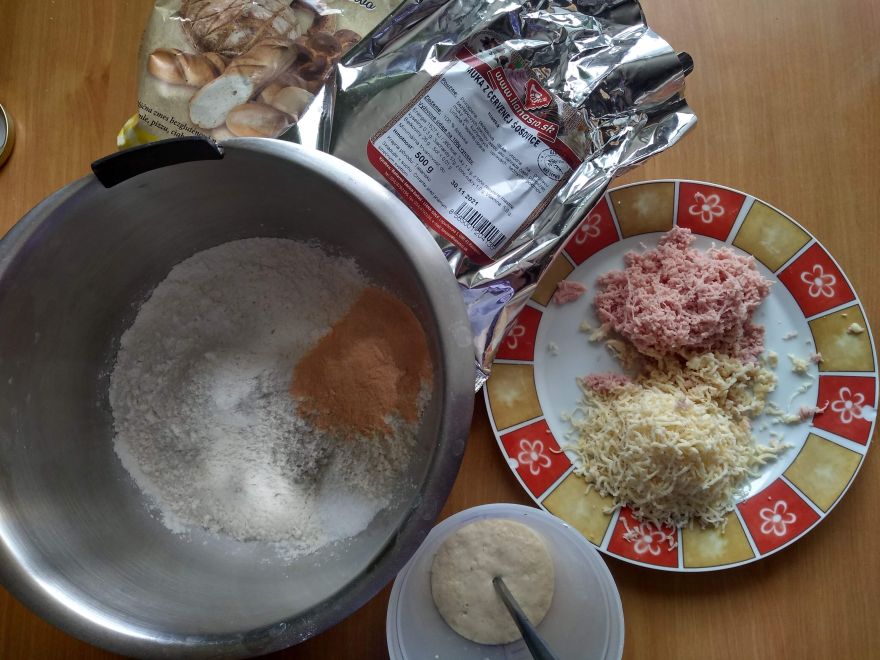 Bezlepkové bagetky s údeným syrom a salámou