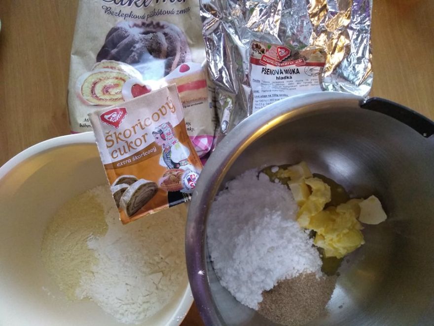 Bezlepkový jablečně-ořechový koláč